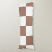 Geruit patroon in wit en Mocha Mousse Lichaamskussen (Voorkant Verticaal)