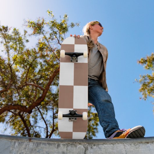 Geruit patroon in wit en Mocha Mousse Persoonlijk Skateboard (Buiten 1)