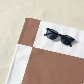 Geruit patroon in wit en Mocha Mousse Strandlaken (In situ)