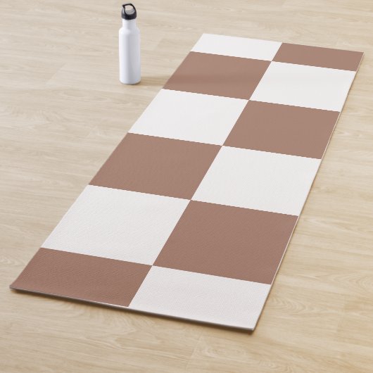 Geruit patroon in wit en Mocha Mousse Yogamat (In situ)