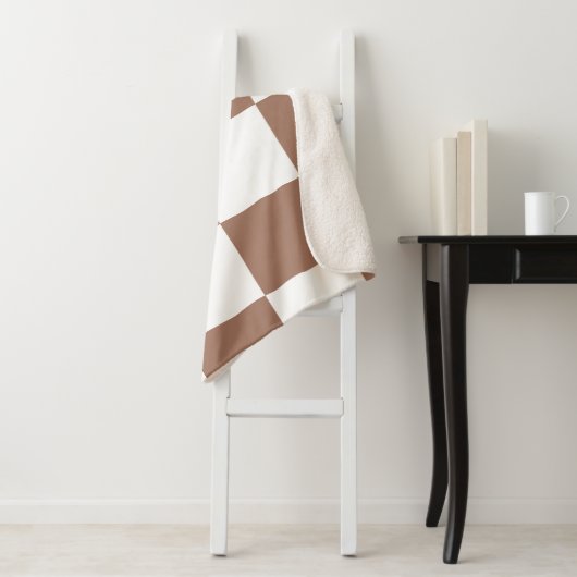 Geruit patroon in witte en mokka mousse sherpa deken (In situ)