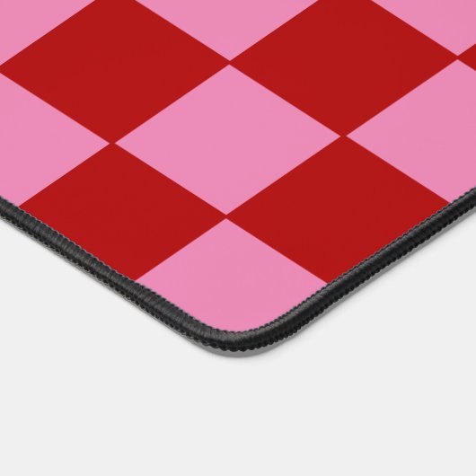 Geruit rood en heet roze bureaumat (Hoek)