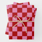 Geruit rood en heet roze inpakpapier vel (In situ)