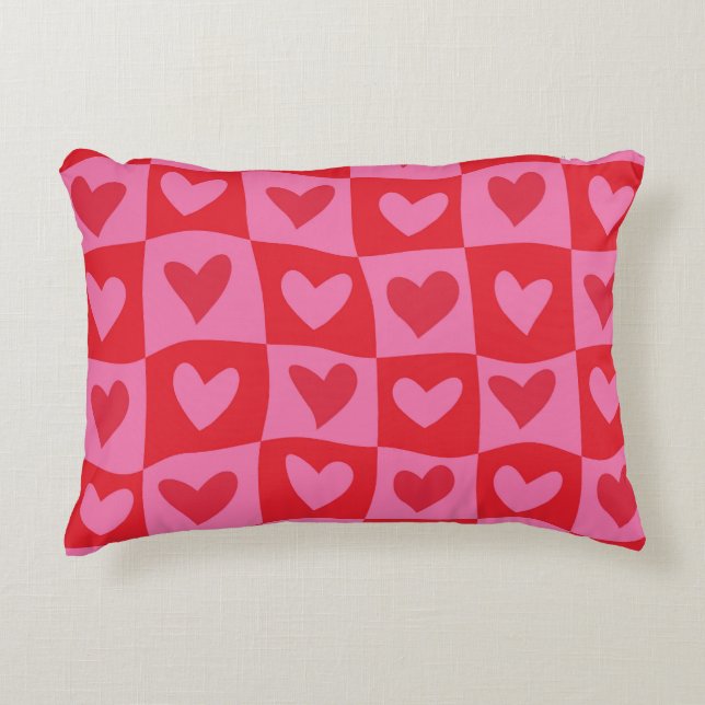 Geruit Warped Pink and Red Hearts Patroon Accent Kussen (Voorkant)