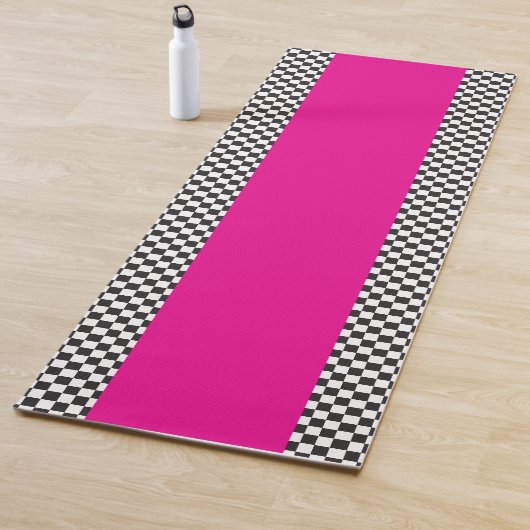 Geruit zwart, wit, heet roze yogamat (In situ)