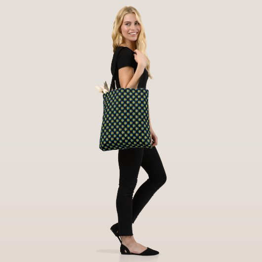 Geruit Zweeds vlagpatroon Tote Bag (Op model)