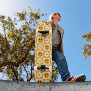 Geruite bloemen en lachende gezichten Oranje Persoonlijk Skateboard