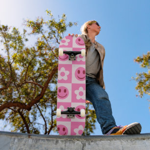 Geruite bloemen en vrolijke gezichten roze persoonlijk skateboard