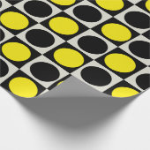 Geruite geometrische gele zwarte cirkel polka dot cadeaupapier (Hoek)