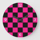 Geruite hete roze zwarte geometrische retro w numm grote klok (Voorkant)