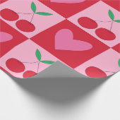 Geruite kersen met roze harten patroon cadeaupapier (Hoek)