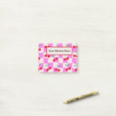 Geruite kersen op roze dambordpatroon op maat  post-it® notes (Op bureau)