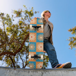 Geruite madeliefjesbloemen op oranje en blauwe vie persoonlijk skateboard