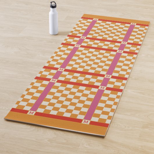 Geruite naam Initiaal Monogram Rood, Goud & Roze Yogamat (In situ)