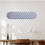 Geruite Paarse tekening Persoonlijk Skateboard<br><div class="desc">Rijd in stijl met ons retro skateboard met een levendig paarse dambordpatroon dat je terugbrengt naar de rad-vibes van de jaren 90 en begin 2000. Dit skateboard is een perfecte mix van nostalgie en moderne prestaties, gemaakt met hoogwaardige materialen voor een soepele en plezierige rit. Vaar door de straten en...</div>