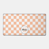 Geruite perzik witte geometrische retro monogram bureaumat (Voorkant)