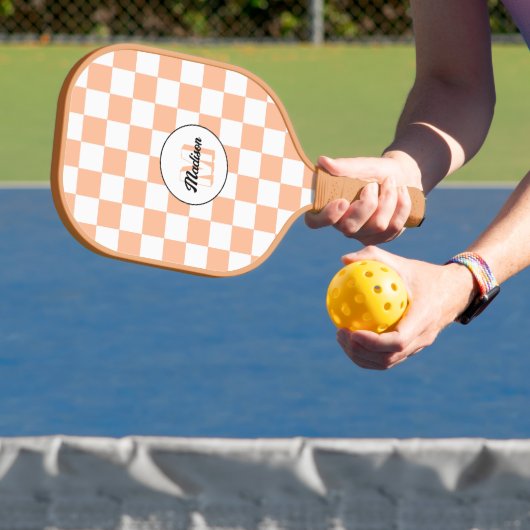 Geruite perzik witte geometrische retro monogram pickleball paddle (Insitu)