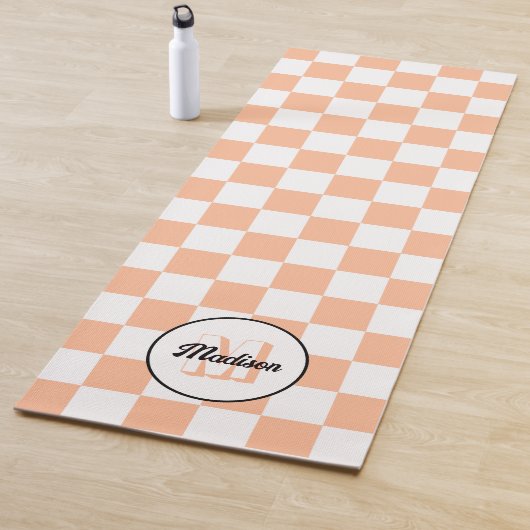 Geruite perzik witte geometrische retro monogram yogamat (In situ)
