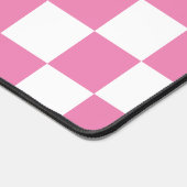 Geruite roze en witte retro bureaumat (Hoek)