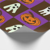 Geruite Spooky Halloween Pumpkins en Ghosts Cadeaupapier (Hoek)