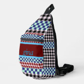 Geruite stof met persoonlijke naam sling bag (Rechterhoek)