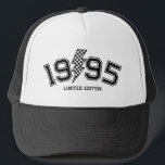 Geruite Verlichting Bolt Custom Geboortejaar Verja Trucker Pet<br><div class="desc">Vier uw verjaardag in stijl met deze retro geruite bliksemschicht bout aangepaste verjaardag trucker hoed! Personaliseer het met je geboortejaar voor een unieke touch. Dit op vintage geïnspireerde ontwerp maakt een gedurfde uitspraak en is ideaal als een cool verjaardagscadeau. Sta op en schitter op je speciale dag!</div>
