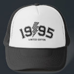 Geruite Verlichting Bolt Custom Geboortejaar Verja Trucker Pet<br><div class="desc">Vier uw verjaardag in stijl met deze retro geruite bliksemschicht bout aangepaste verjaardag trucker hoed! Personaliseer het met je geboortejaar voor een unieke touch. Dit op vintage geïnspireerde ontwerp maakt een gedurfde uitspraak en is ideaal als een cool verjaardagscadeau. Sta op en schitter op je speciale dag!</div>