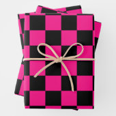 Geruite vierkanten heet roze zwart geometrische re inpakpapier vel (In situ)