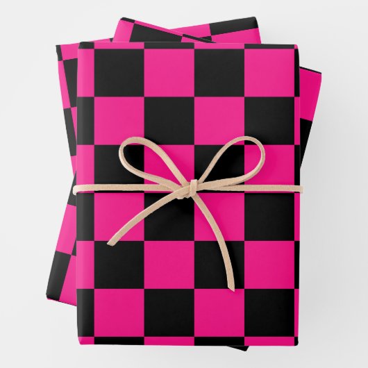 Geruite vierkanten heet roze zwart geometrische re inpakpapier vel (In situ)