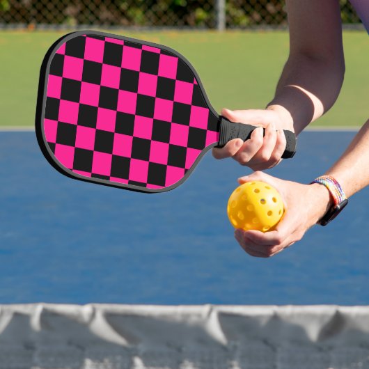 Geruite vierkanten heet roze zwart geometrische re pickleball paddle (Insitu)