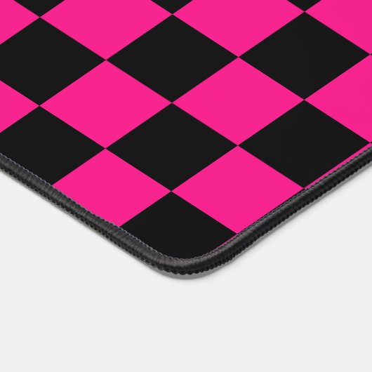 Geruite vierkanten heet roze zwart retro Monogram Bureaumat (Hoek)