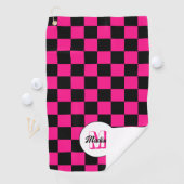 Geruite vierkanten heet roze zwart retro Monogram Golfhanddoek (Insitu)