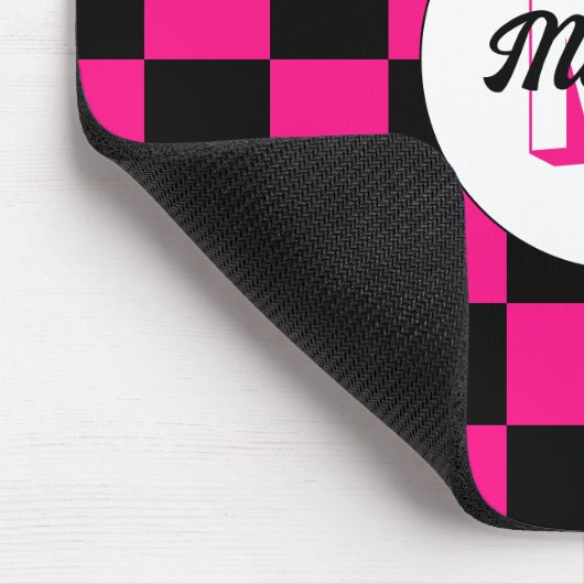 Geruite vierkanten heet roze zwart retro Monogram Muismat (Hoek)