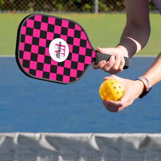Geruite vierkanten hete roze zwart retro Monogram Pickleball Paddle (Insitu)