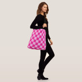 Geruite vierkanten licht warm roze geometrische re crossbody tas (Op model)