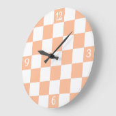Geruite vierkanten perzik en witte geometrische re grote klok (Hoek)