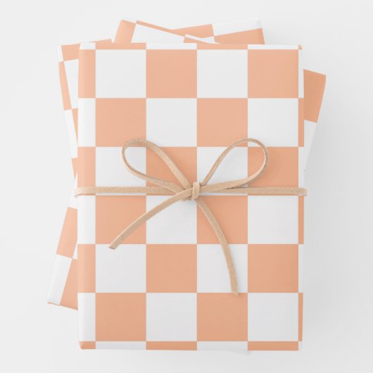 Geruite vierkanten perzik en witte geometrische re inpakpapier vel (In situ)
