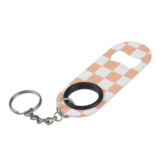 Geruite vierkanten perzik en witte geometrische re mini flessenopener (Voorkant Gekanteld)