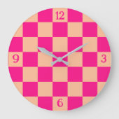 Geruite vierkanten perzik heet roze geometrische r grote klok (Voorkant)