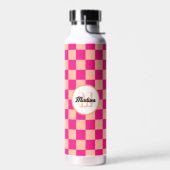 Geruite vierkanten perzik heet roze retro Monogram Waterfles (Links)