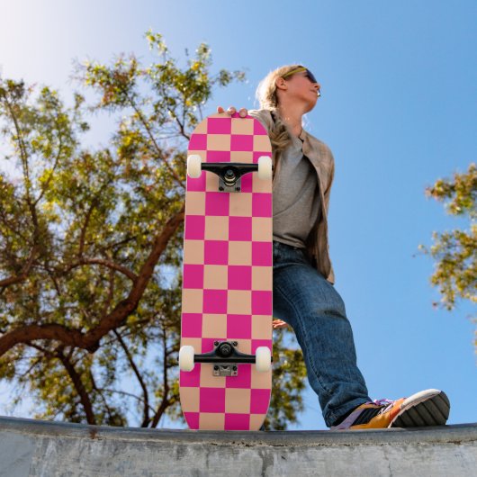 Geruite vierkanten perzik hete roze geometrische r persoonlijk skateboard (Buiten 1)
