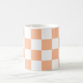 Geruite vierkanten perzik sinaasappel wit geometri koffiemok (Center)