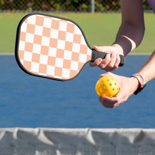 Geruite vierkanten perzik sinaasappel wit geometri pickleball paddle (Insitu)