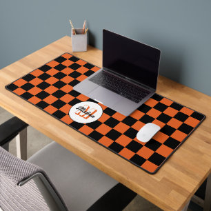 Geruite vierkanten zwart en oranje retro monogram bureaumat