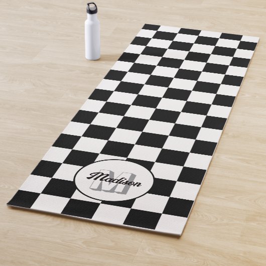 Geruite vierkanten Zwart en Wit retro monogram Yogamat (In situ)