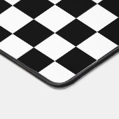 Geruite vierkanten zwart-wit retro monogram bureaumat (Hoek)