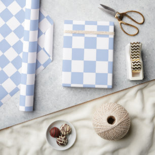 Geruite witte zachte hemelsblauwe inpakpapierrol cadeaupapier