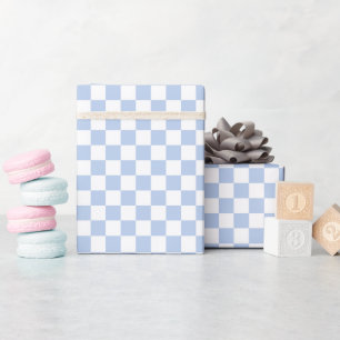 Geruite zachte hemelblauwe witte cadeaupapier rol