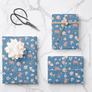 Geschetste bloemen op azuur inpakpapier vel