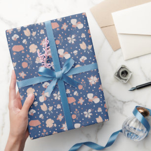 Geschetste bloemen op blauw cadeaupapier